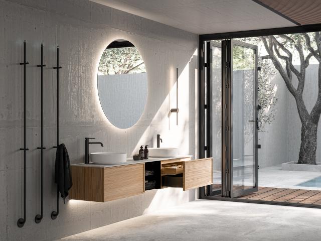Stort og lyst badeværelse med møbler fra INR